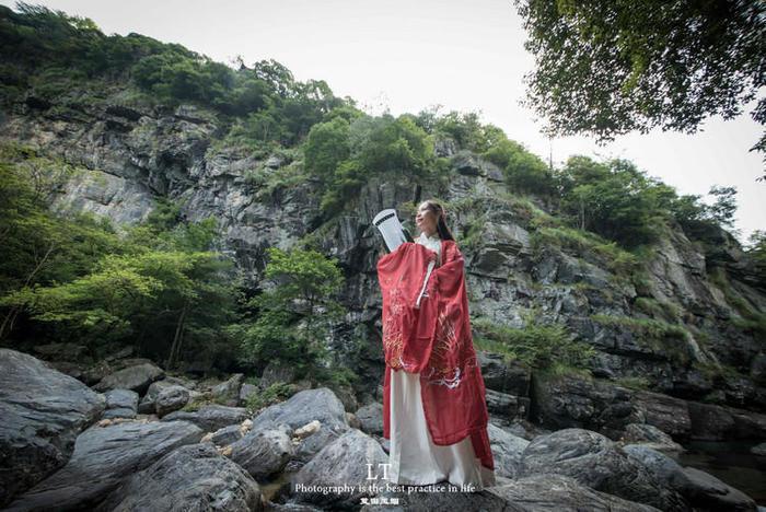 被官员强暴后对方提出收我为干女儿要求，有个有权有势的干爹真的好吗，该不该同意他的要求？